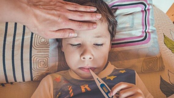 Madre cuidando a su hijo enfermo. Plan Me Cuida