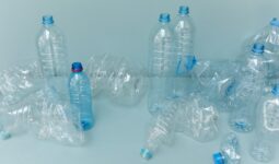 ¿Cómo se contabiliza el impuesto especial sobre los envases de plástico no reutilizables?