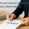 Persona firmando documento de despido por causas organizativas en oficina - guía legal de asesoría laboral en Valencia