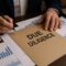 Mesa de trabajo con documentación y ordenador en revisión de diligencia debida en empresa – prevención de riesgos legales y fiscales