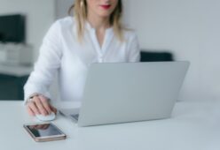 Los teléfonos móviles de empleados para uso profesional ¿Es renta en especie?